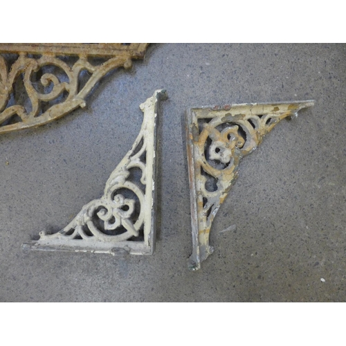 763 - Two pairs of Victorian cast iron wall brackets