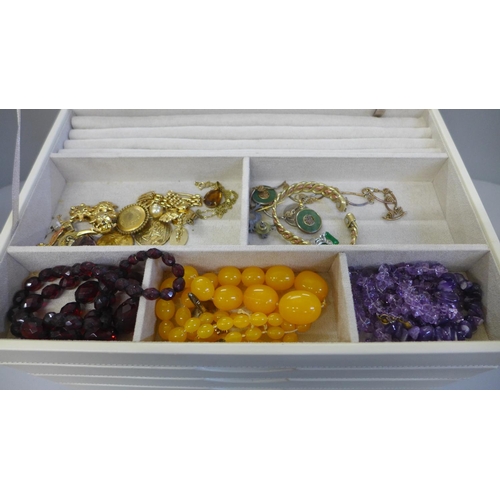 778 - A box of mixed vintage costume jewellery