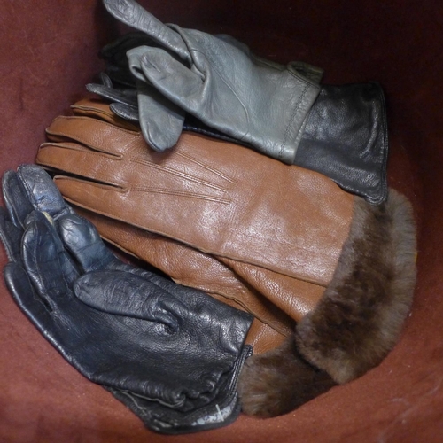 787 - A vintage hat box containing five pairs of gloves, some leather and three purses