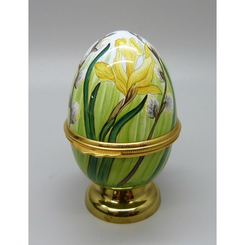 882 - A Moorcroft miniature egg shaped trinket pot