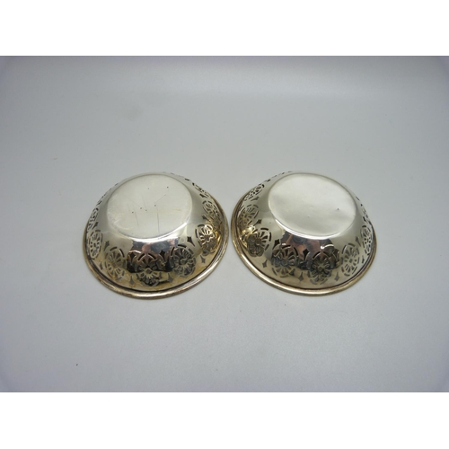 902 - A pair of hallmarked pearced silver bon bon dishes, Birmingham 1919, John C. Vickery, 33g