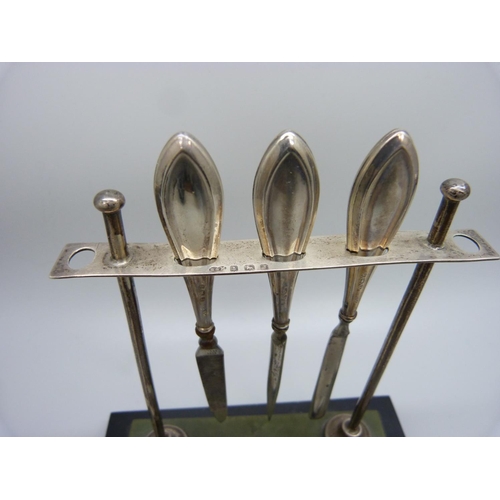 905 - A silver manicure stand with manicures, Birmingham 1933