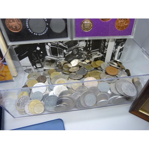 942 - A box of mixed British and foreign coins