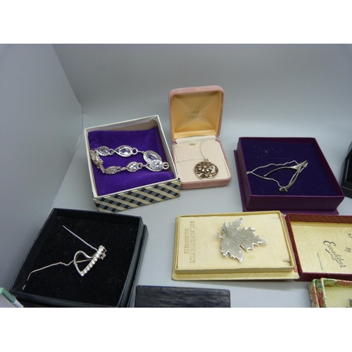 949 - Silver jewellery