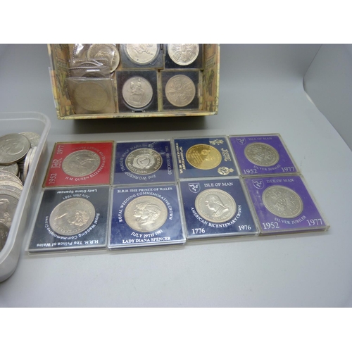 951 - A box of mixed crowns, some cased