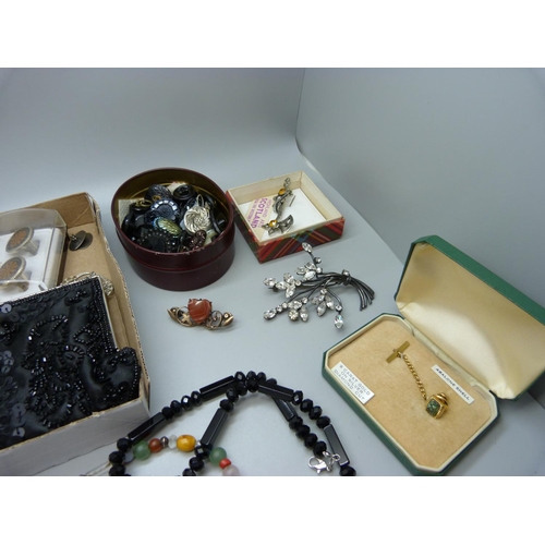 958 - A bag of costume jewellery