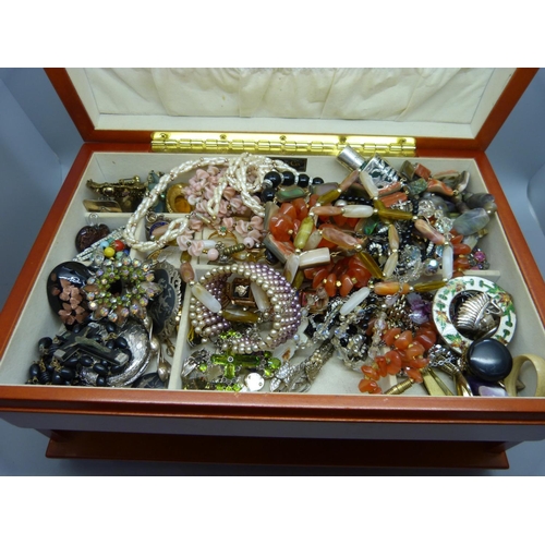 960 - A collection of costume jewellery, including silver