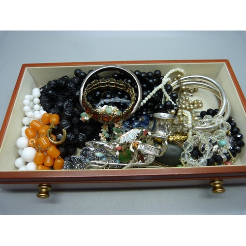 960 - A collection of costume jewellery, including silver