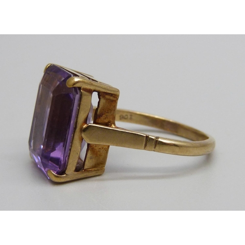 974 - A 9ct gold and and purple stone ring, 5.6g, R