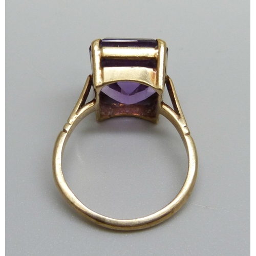 974 - A 9ct gold and and purple stone ring, 5.6g, R