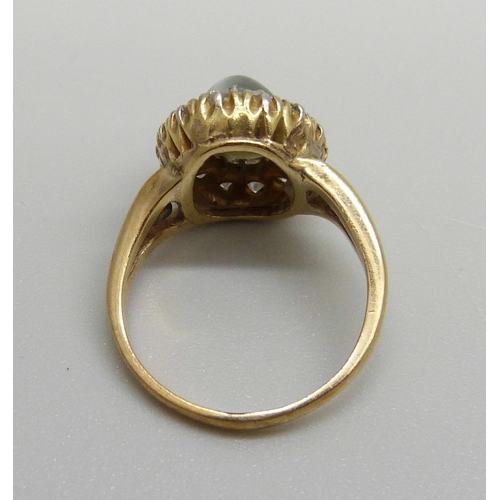 978 - A yellow metal cluster ring, 3.6g, H