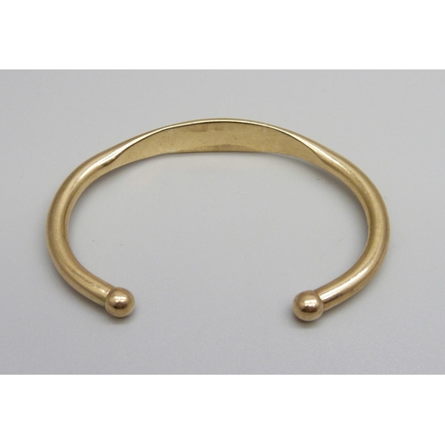 979 - A 9ct gold bangle, 22.8g, (3cm opening)