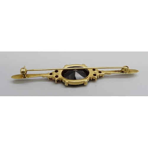 981 - A 14ct gold and garnet brooch, 5.4g