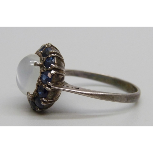 986 - A silver set, moonstone and sapphire ring, R