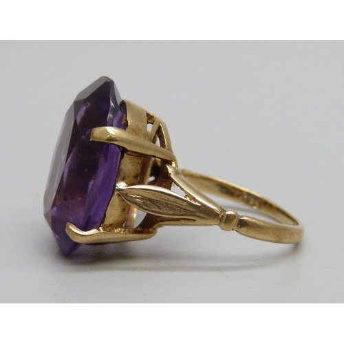 991 - A 9ct gold and amethyst ring, 5.2g, K, stone approximately 13 x 18mm