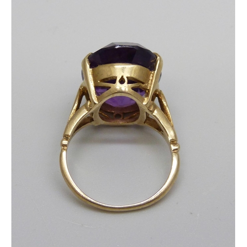 991 - A 9ct gold and amethyst ring, 5.2g, K, stone approximately 13 x 18mm