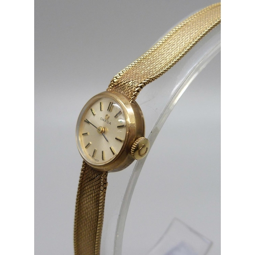 999 - A lady's 9ct gold Omega wristwatch, 14.8g total weight