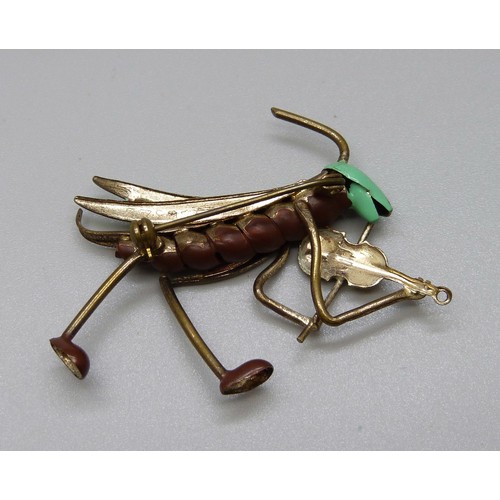 961 - A novelty brooch, a cricket playing a violin, 5cm