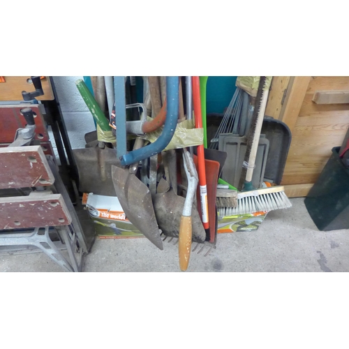 2416 - Garden tools job lot: 2 bundles of garden hand tools: saws, forks and boxed Groom electric hedge cut... 