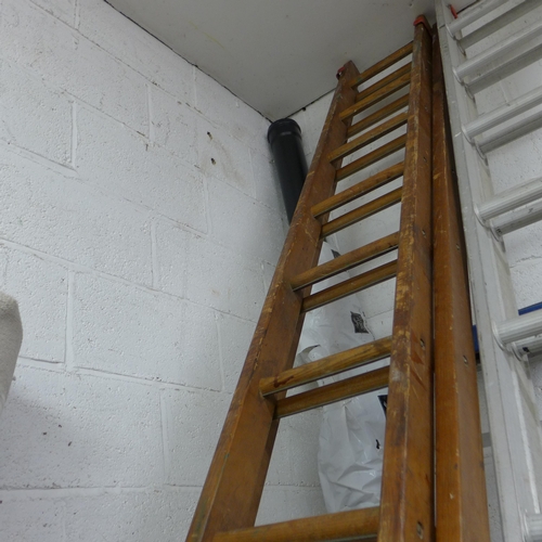 2507 - 14-rung wood ladder