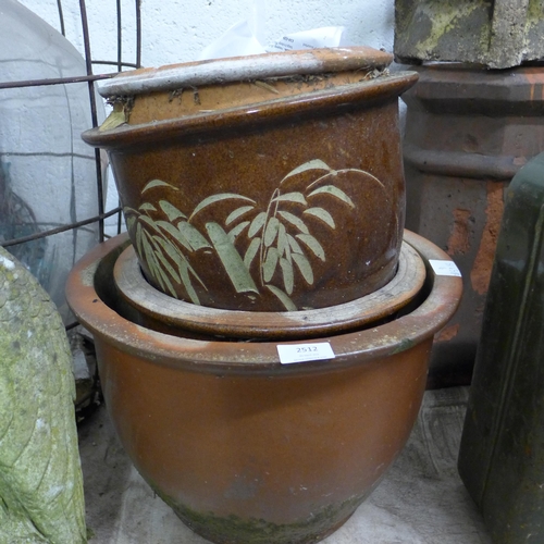 2512 - Pair of planters with bamboo decoration and a pair of large planters