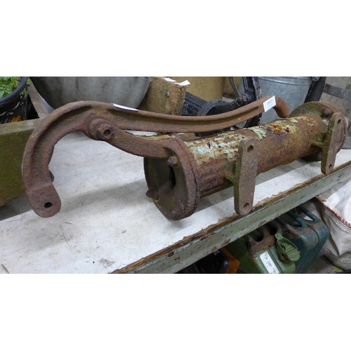 2517 - Vintage cast iron water pump