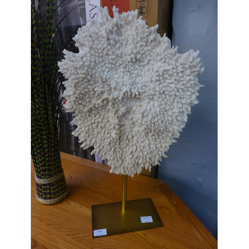 1442 - A white coral table top decoration