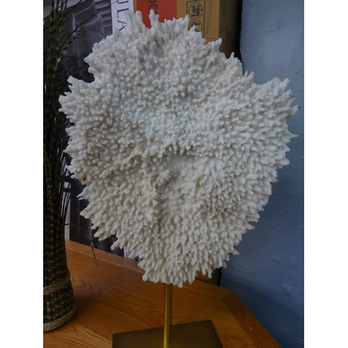 1442 - A white coral table top decoration