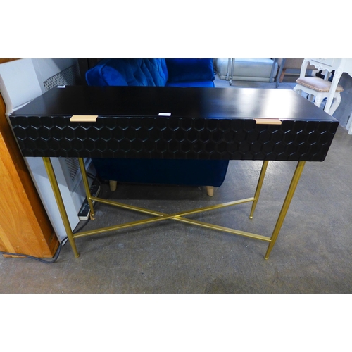 1557 - A black console table with gold legs