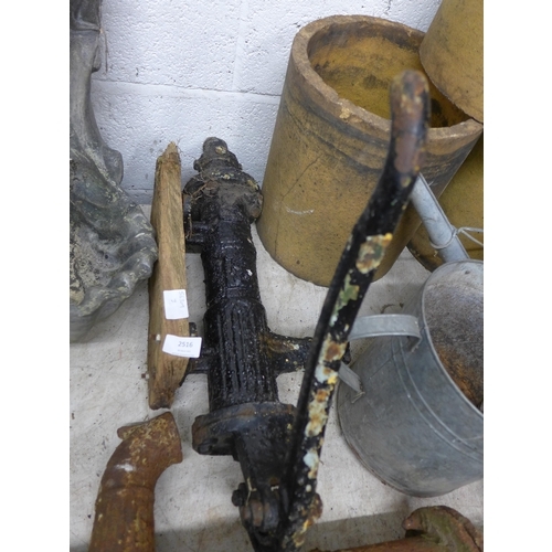 2516 - Vintage cast iron water pump