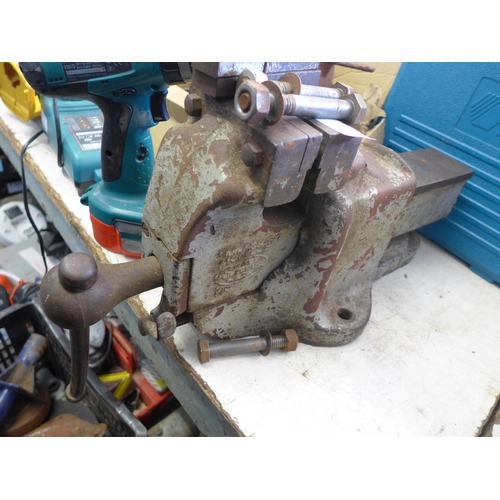 2004 - Parkinson No 3 Bench vice with fixing bolts and replacement jaws