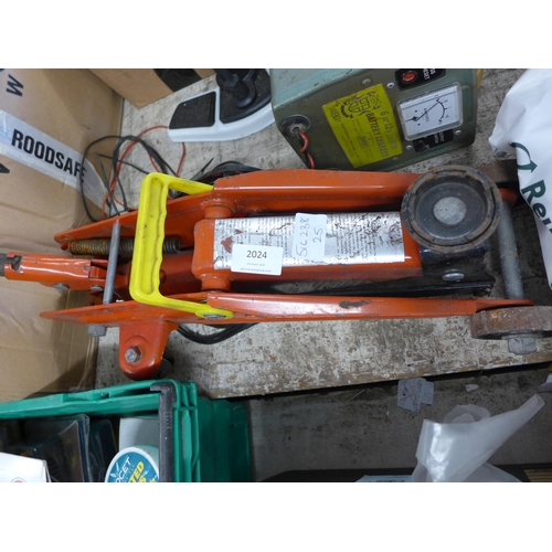 2024 - Trolley jack, battery charger and bike pump/saddle pump with gauge