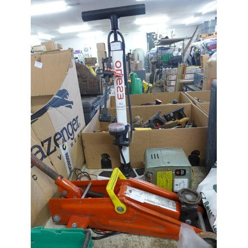 2024 - Trolley jack, battery charger and bike pump/saddle pump with gauge