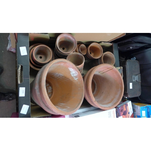 2080 - Box of approx. 20 terracotta plant pots in assorted sizes