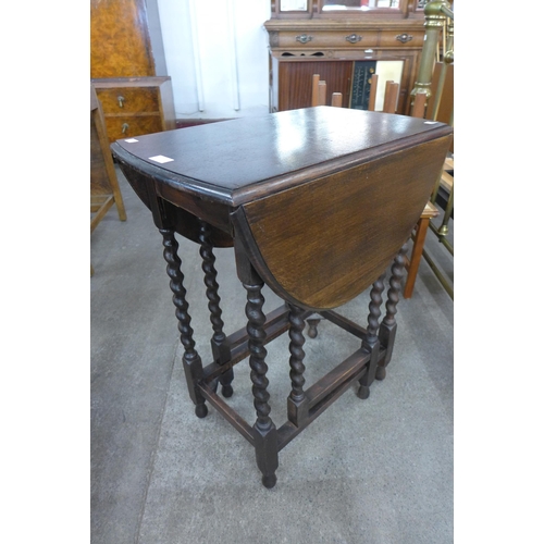 115 - A small oak barleytwist gateleg table