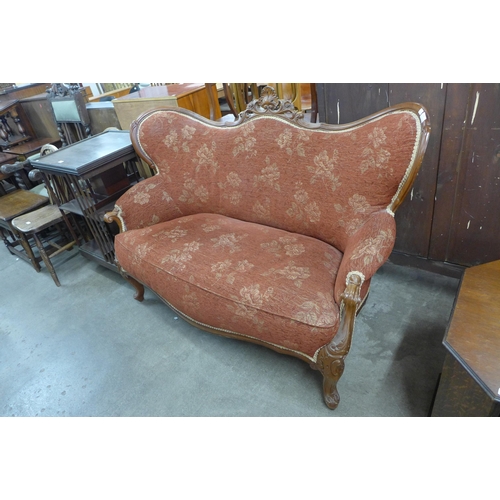 128 - An early 20th Century French carved beech and fabric upholstered settee