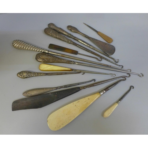 660 - A collection of shoe horns, boot pulls and button hooks