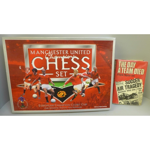 679 - A Manchester United European Champions Club Cup chess set and The Day A Team Died book