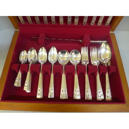 682 - A Villeroy & Boch cutlery set, boxed and a wooden cased canteen of community plate cutlery