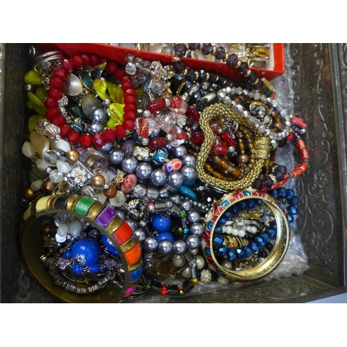 686 - A box of bracelets and costume rings