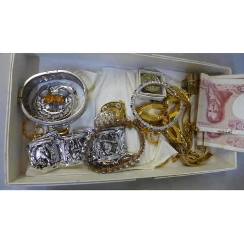 693 - Two tubs of costume jewellery