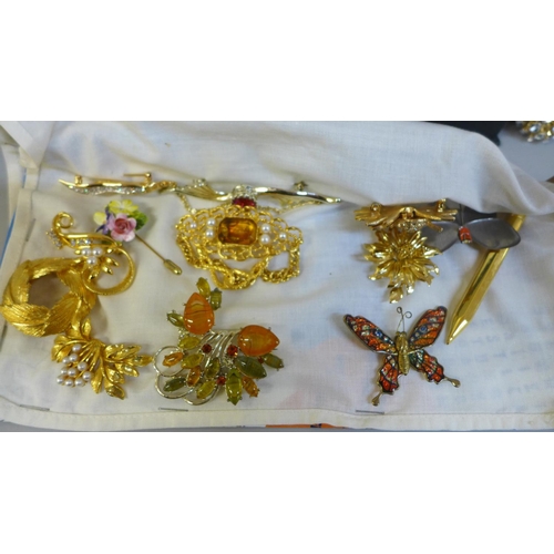 706 - A box of costume jewellery