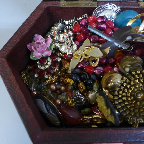 713 - A box of costume jewellery