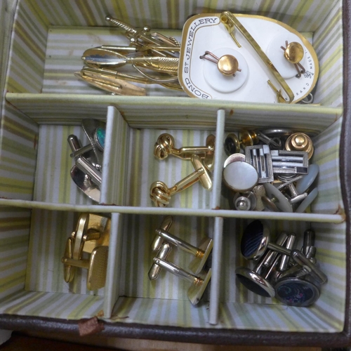 746 - A box of mixed cufflinks