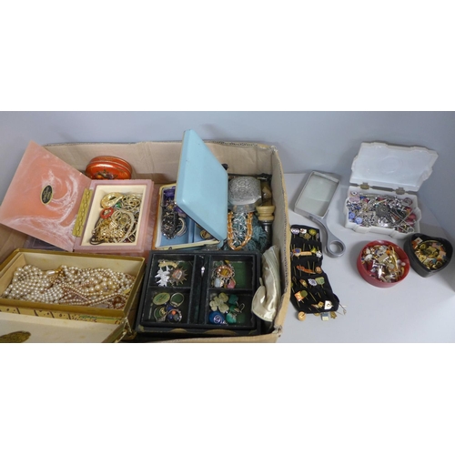 785 - A box of vintage jewellery and fashion jewellery