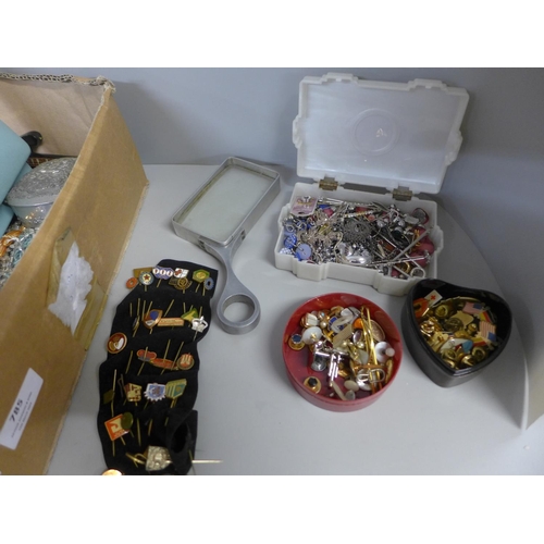 785 - A box of vintage jewellery and fashion jewellery