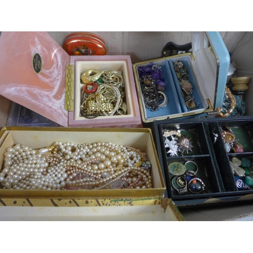 785 - A box of vintage jewellery and fashion jewellery