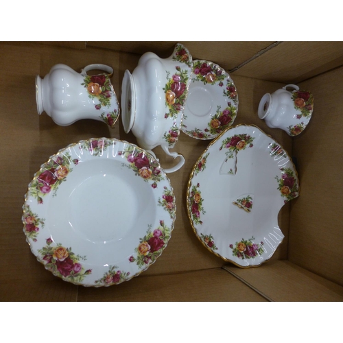 804 - Royal Albert Old  Country Roses china, sandwich plate a/f