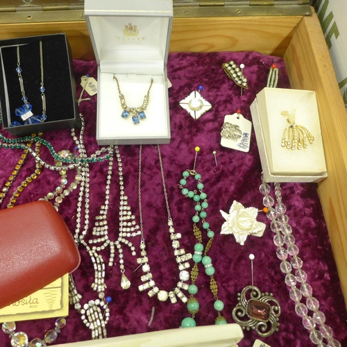 808 - A collection of vintage costume jewellery including Art Deco- necklaces, brooches, buckles, bracelet... 