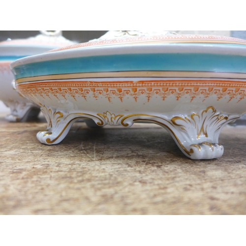 824 - A pair of early 20th Century graduated tureens, chips to the underside of lids